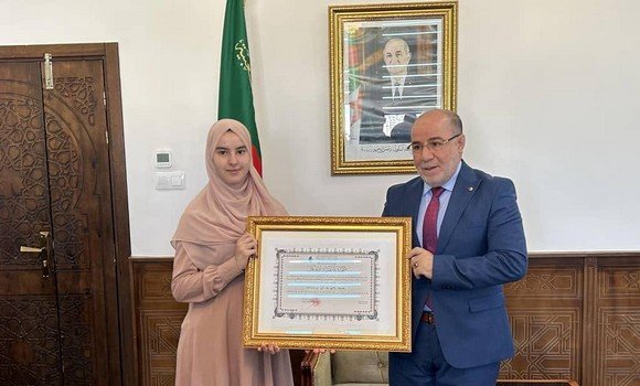 وزير الشؤون الدينية يكرم المتوجة بالمرتبة الثالثة في مسابقة “الشيخة فاطمة بنت مبارك” الدولية للقرآن الكريم بدبي