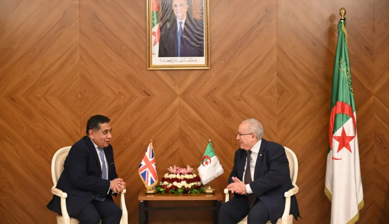 رمطان لعمامرة يستقبل وزير الدولة البريطاني للشؤون الخارجية المكلف بآسيا الجنوبية والوسطى وشمال إفريقيا والأمم المتحدة والكومنولث