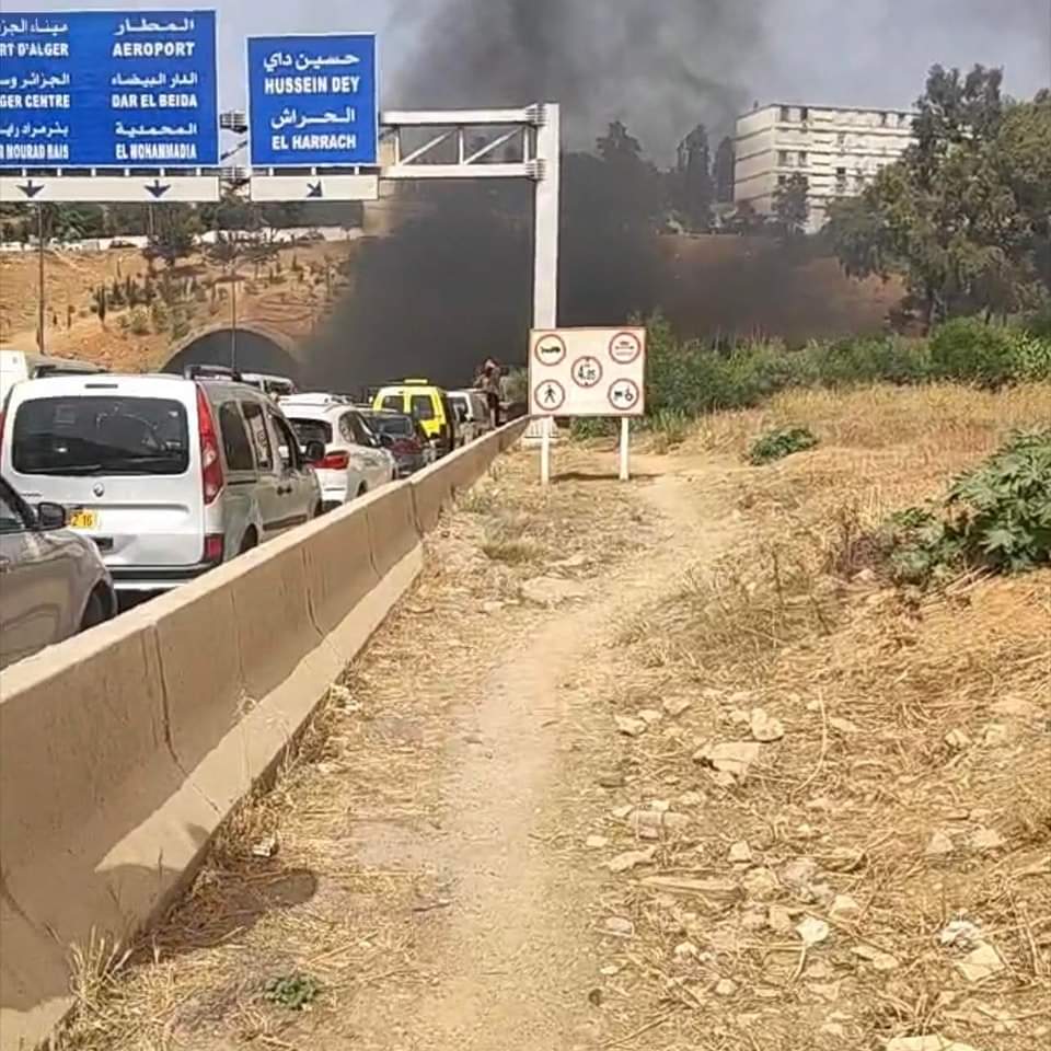 إحتراق سيارة داخل نفق واد أوشايح بالعاصمة