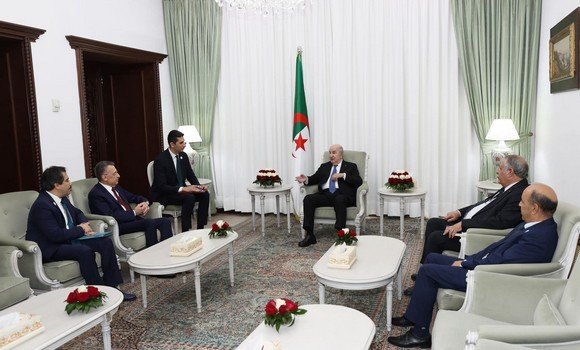 رئيس الجمهورية يستقبل رئيس لجنة الشؤون الخارجية بالمجلس الوطني لتركيا