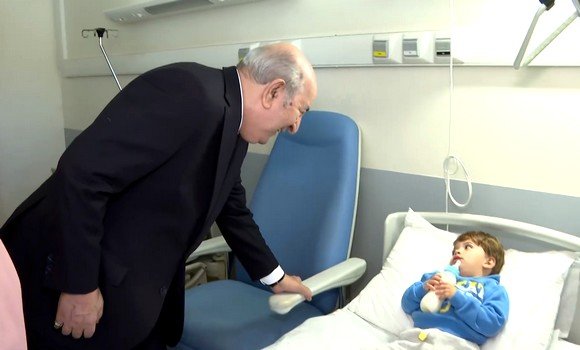 رئيس الجمهورية يزور عائلة عبد الله ناصر عرار الفلسطينية بمستشفى عين النعجة العسكري