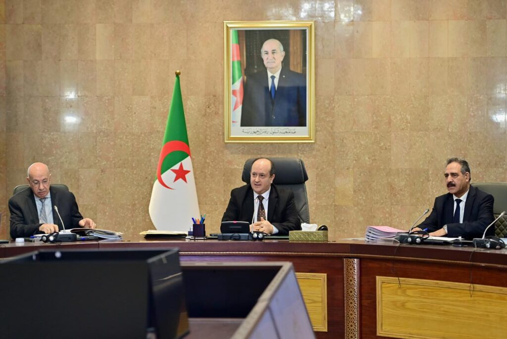 الوزير الأول يترأس اجتماعا للحكومة