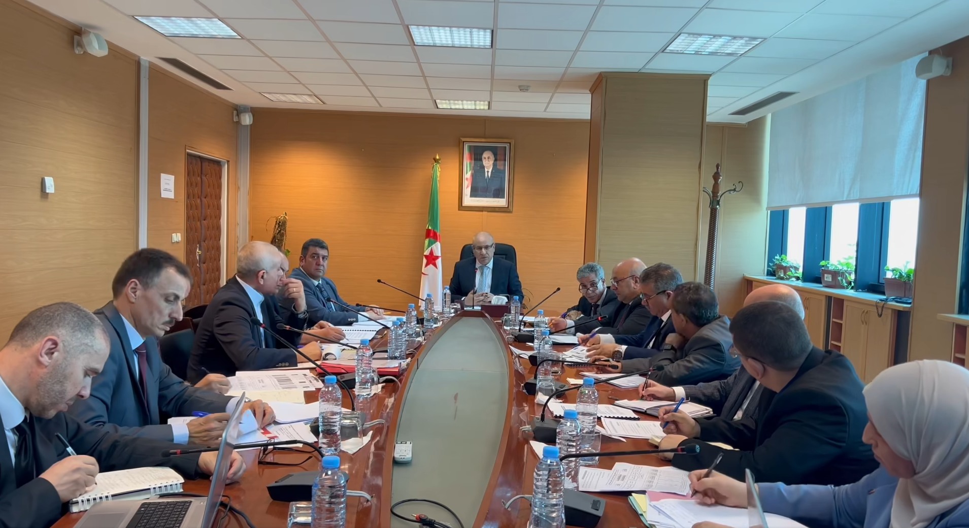 دراسة هيكلة جديدة للسجل التجاري و تحويل المستخرج إلى بطاقة رقمية