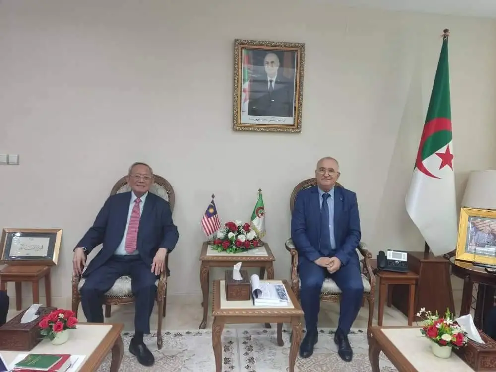 وزير المالية يستقبل وفداً من مجموعة ليون الماليزية