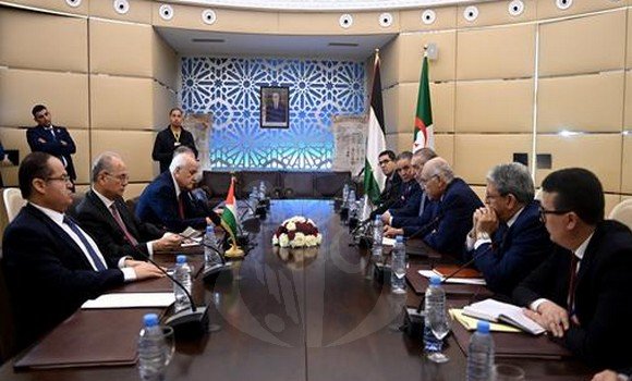 عطاف يجري محادثات مع رئيس الوزراء وزير الخارجية و المغتربين الفلسطيني