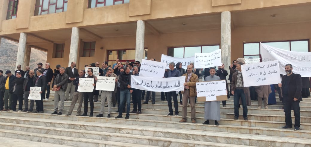 أساتذة جامعة مستغانم في وقفة للمطالبة بالتنازل عن السكنات الوظيفية