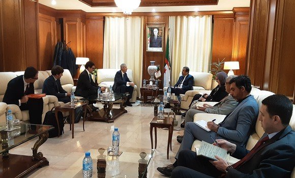 عرقاب يتباحث مع رئيس المجمع الإيطالي “سي جي إي” حول فرص الاستثمار