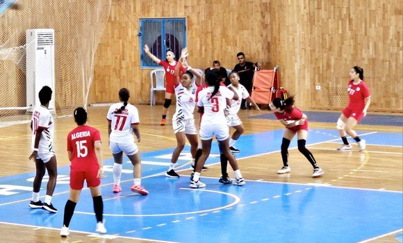 كرة اليد/كأس إفريقيا 2023 (وسطيات /إناث): فوز الجزائر على مدغشقر 21-13