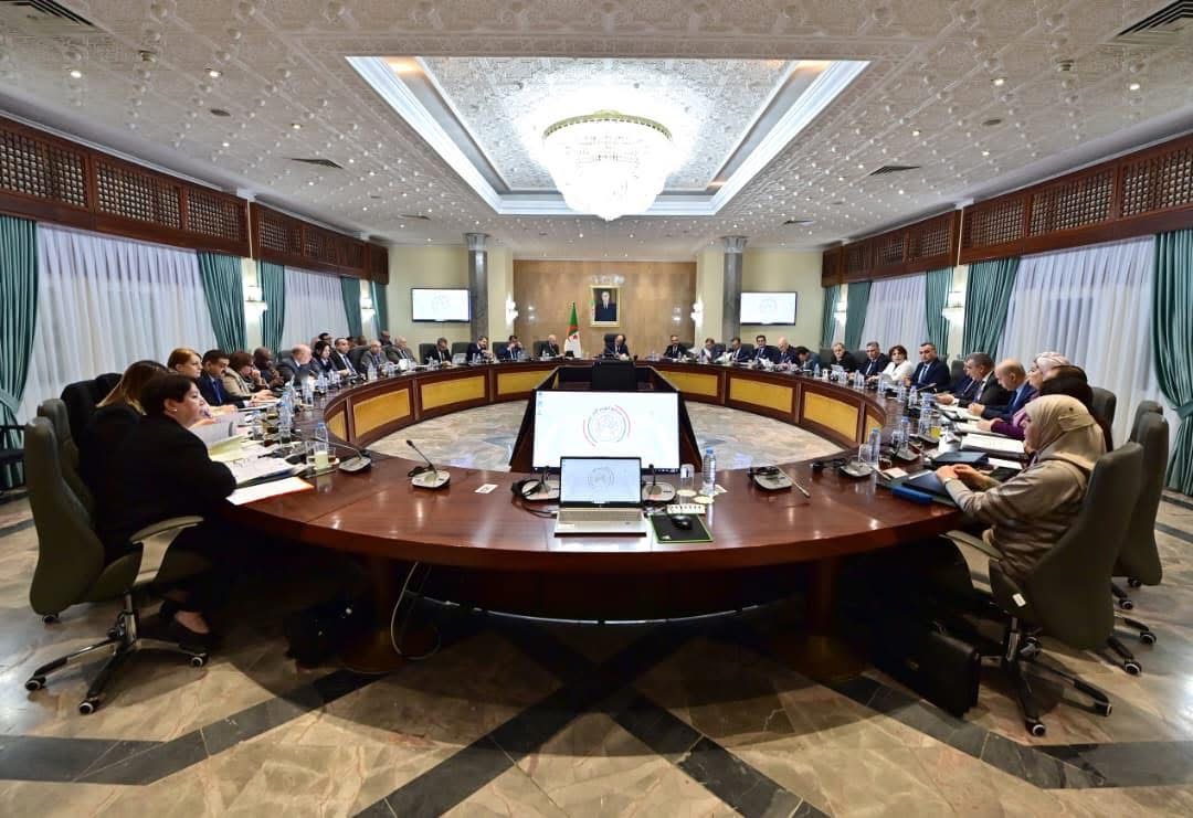 الوزير الأول يترأس اجتماعًا للحكومة