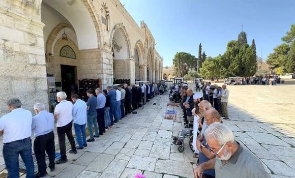 قوات الإحتلال الصهيوني تقمع المصلين الفلسطينيين وتمنعهم من الوصول إلى الأقصى