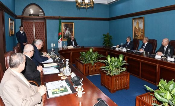 رئيس الجمهورية يترأس اجتماع عمل متعلق بمناطق التجارة الحرة