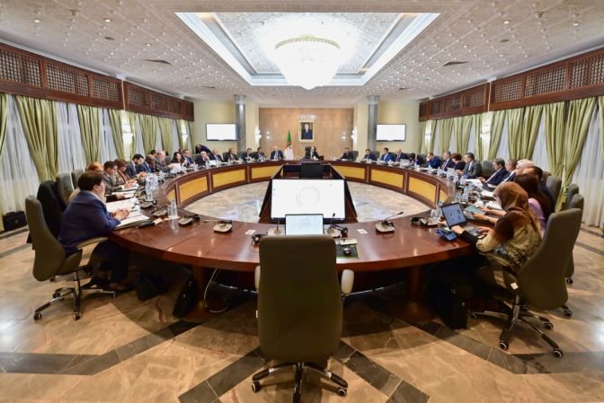 الوزير الأول يترأس اجتماعا للحكومة