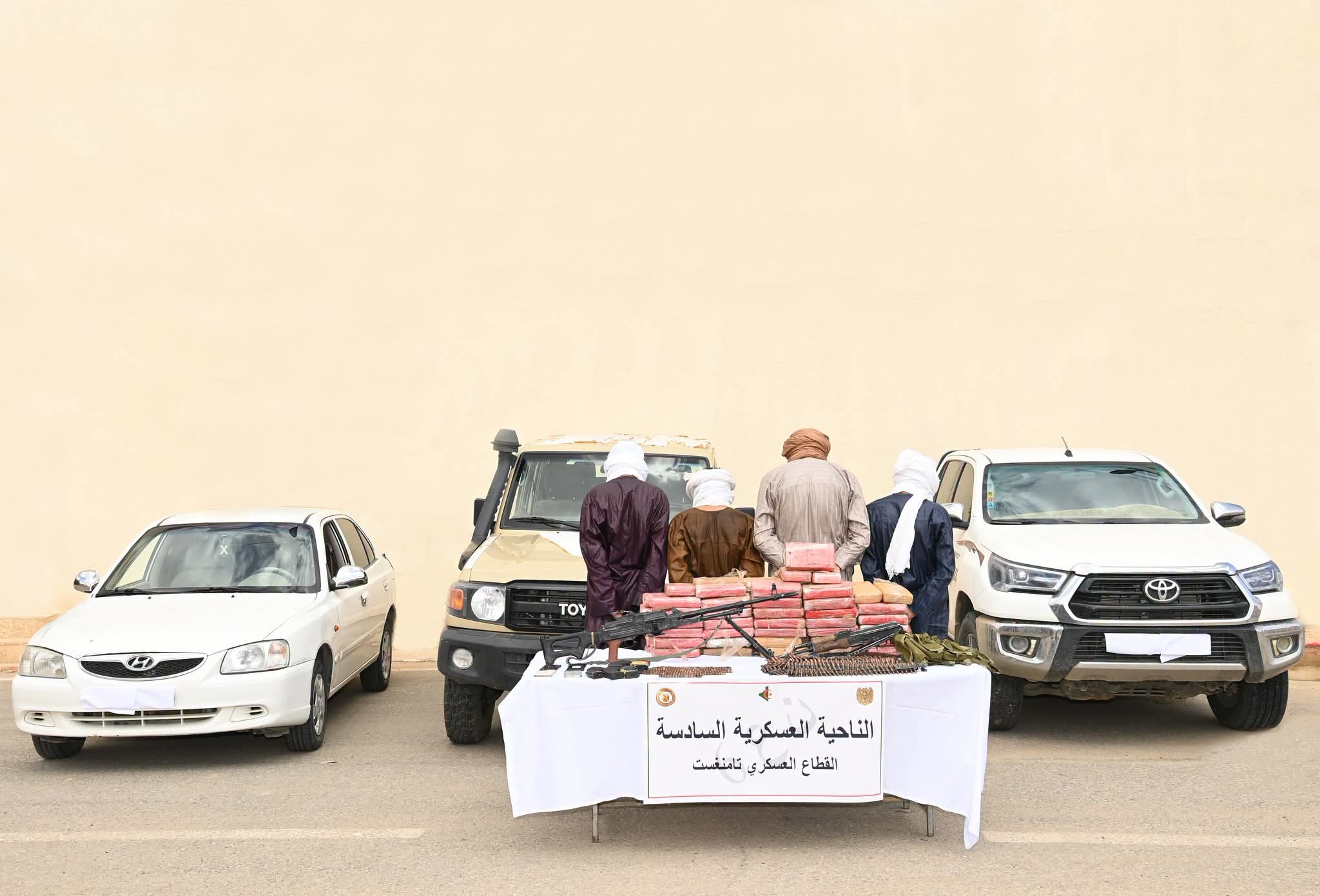 القضاء على مهرب وتوقيف 04 مسلحين مع حجز أزيد من 80 كيلوغرام من الكوكايين