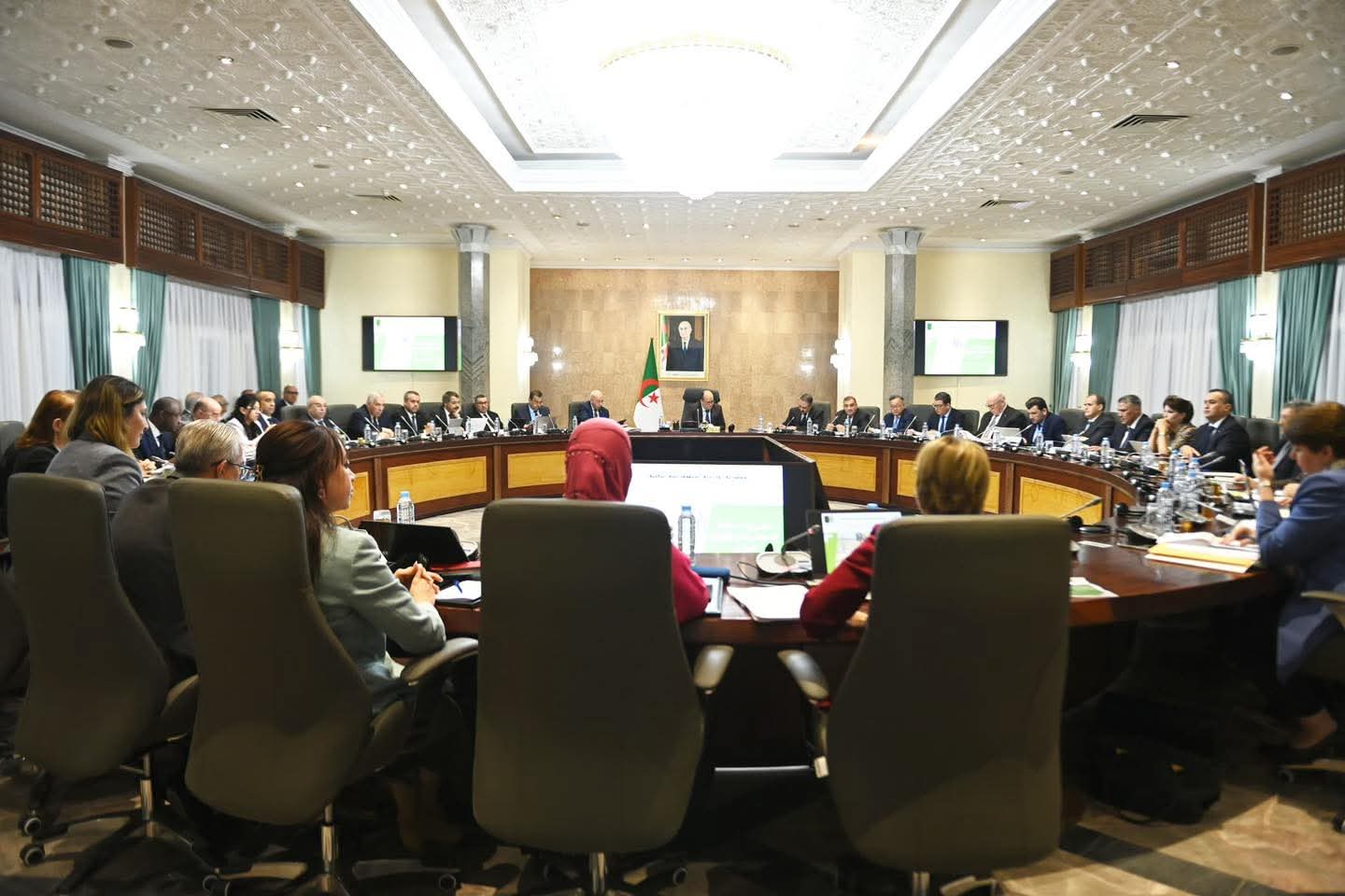 الوزير الأول يترأس اجتماعا للحكومة