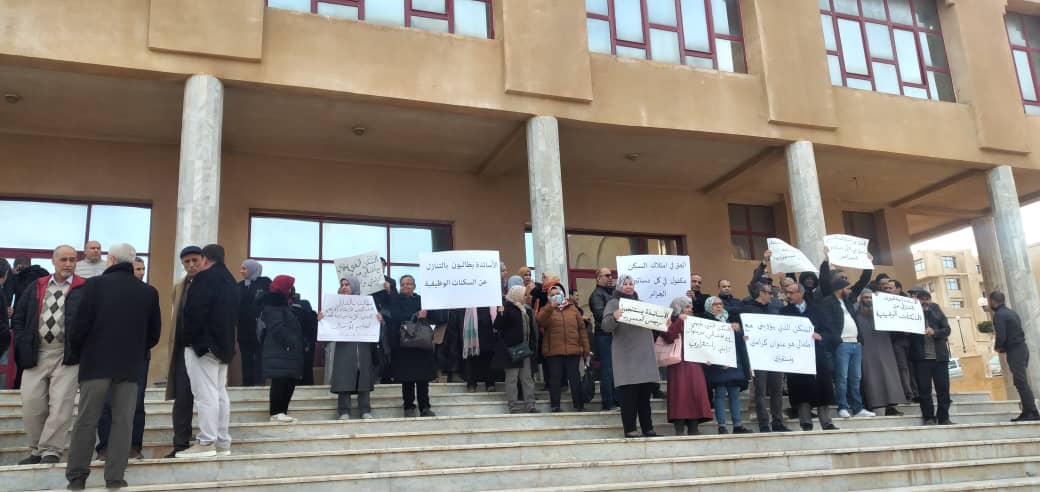 أساتذة جامعة مستغانم في تجمع أمام رئاسة الجامعة