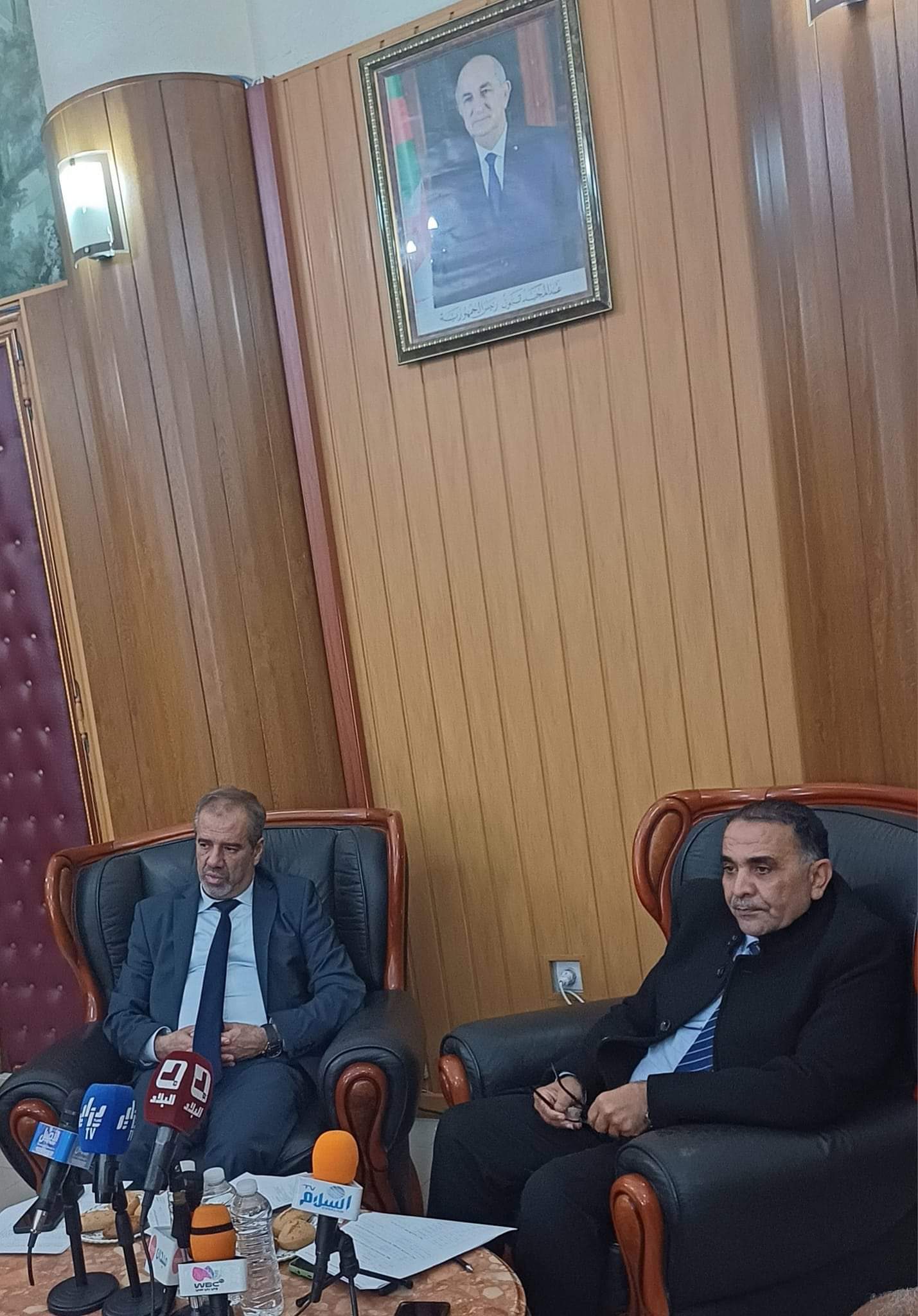 ندوة صحفية تجمع رئيس دائرة مستغانم رفقة رئيس المجلس الشعبي البلدي مع أسرة الإعلام _ مستغانم