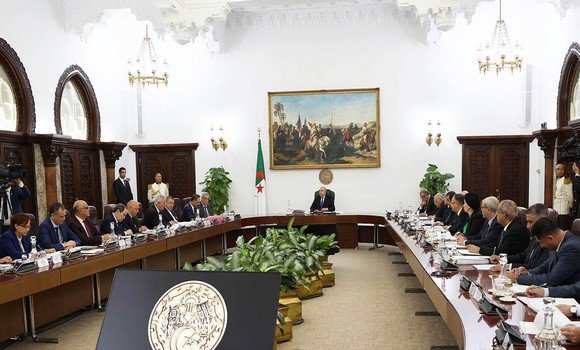 رئيس الجمهورية يترأس اجتماعا لمجلس الوزراء