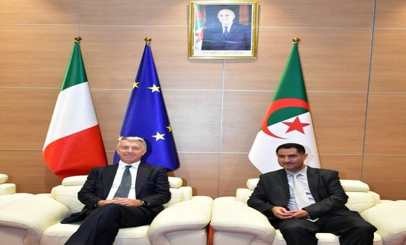 وزير الاتصال يجري محادثات مع رئيس مجلس الدولة الإيطالي